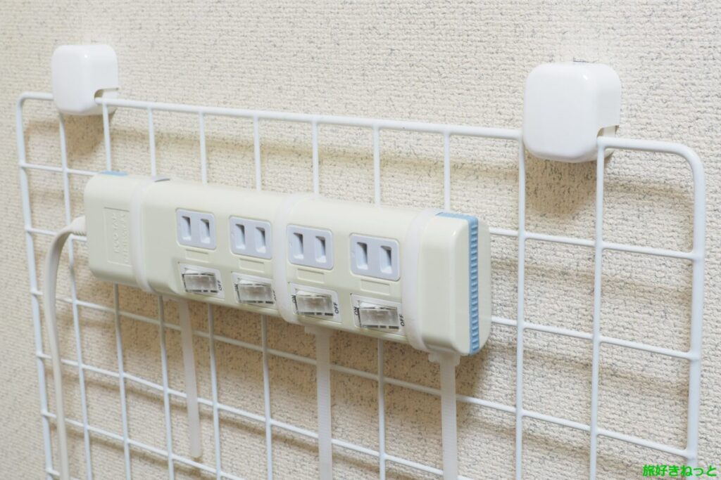 100均の石膏ボード壁用ワイヤーネット固定フックを取り付けた結果→「電源タップを壁に固定することができて便利になった」