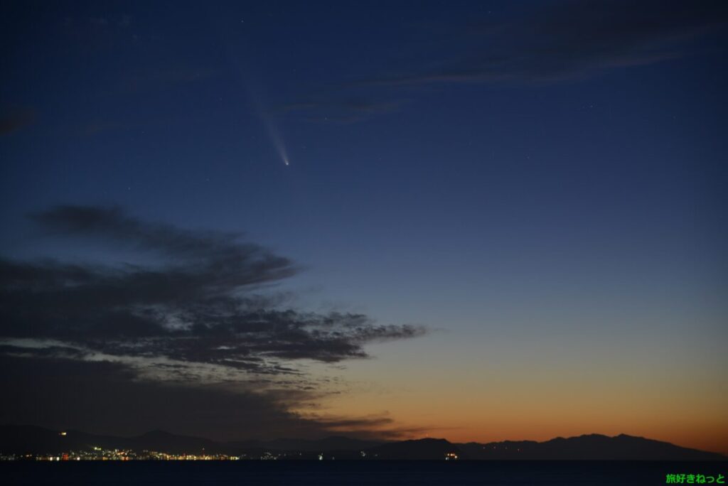 『紫金山・アトラス彗星』を北海道石狩浜（はまなすの丘公園前）で撮影した写真